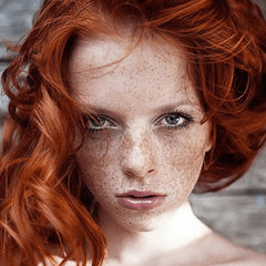 Watercolors red adheres to hair fibers for seamless result.