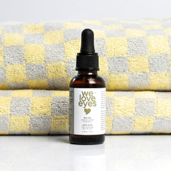 We Love Eyes eyelid cleansing oil application for precise cleansing around the eyes.
