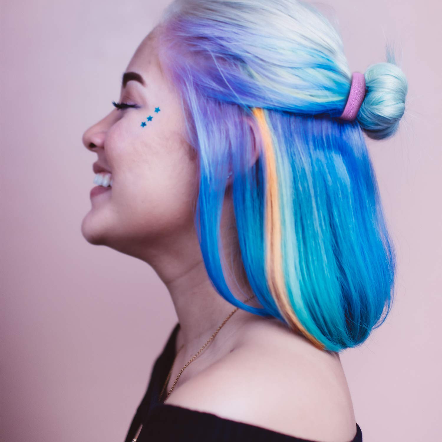 WILLBOND multicolor set complements outfits and reduces creasing in ponytails.