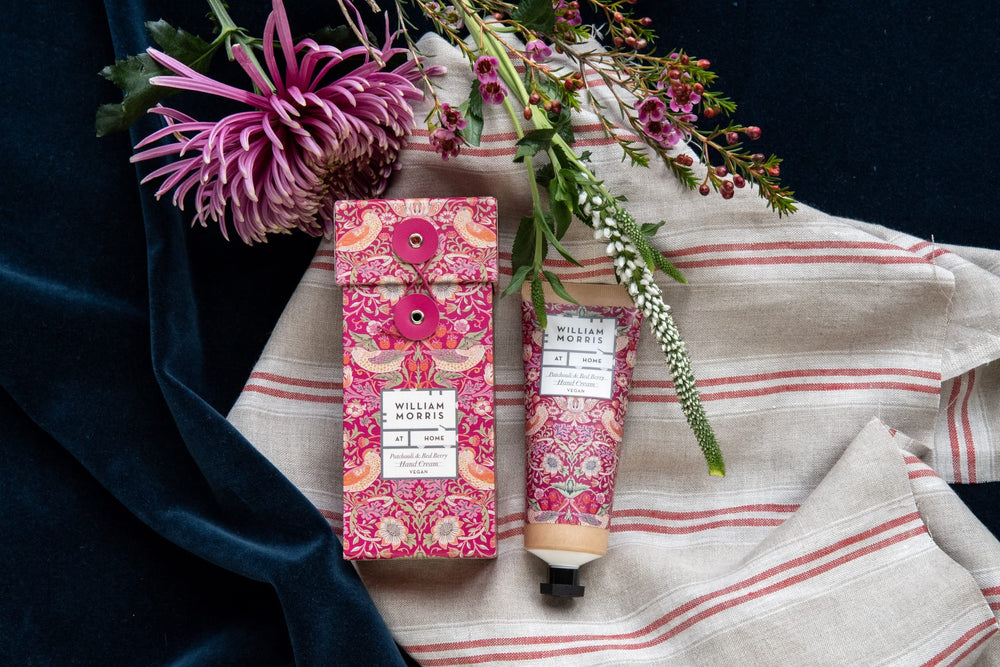Cream texture enriched with shea butter and oils for nourished skin.