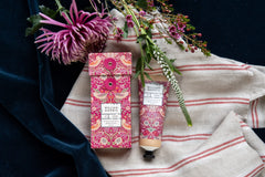 Cream texture enriched with shea butter and oils for nourished skin.
