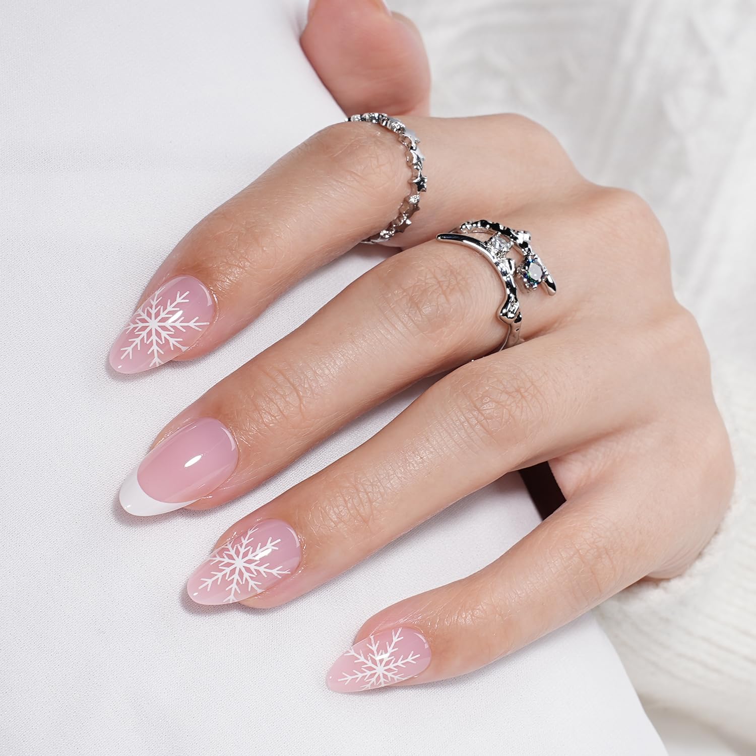 WiniBeauty French-tip snowflake design nails for festive looks