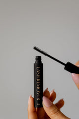 WINKCLIQUE lash-removal demo shows controlled removal with comfort.