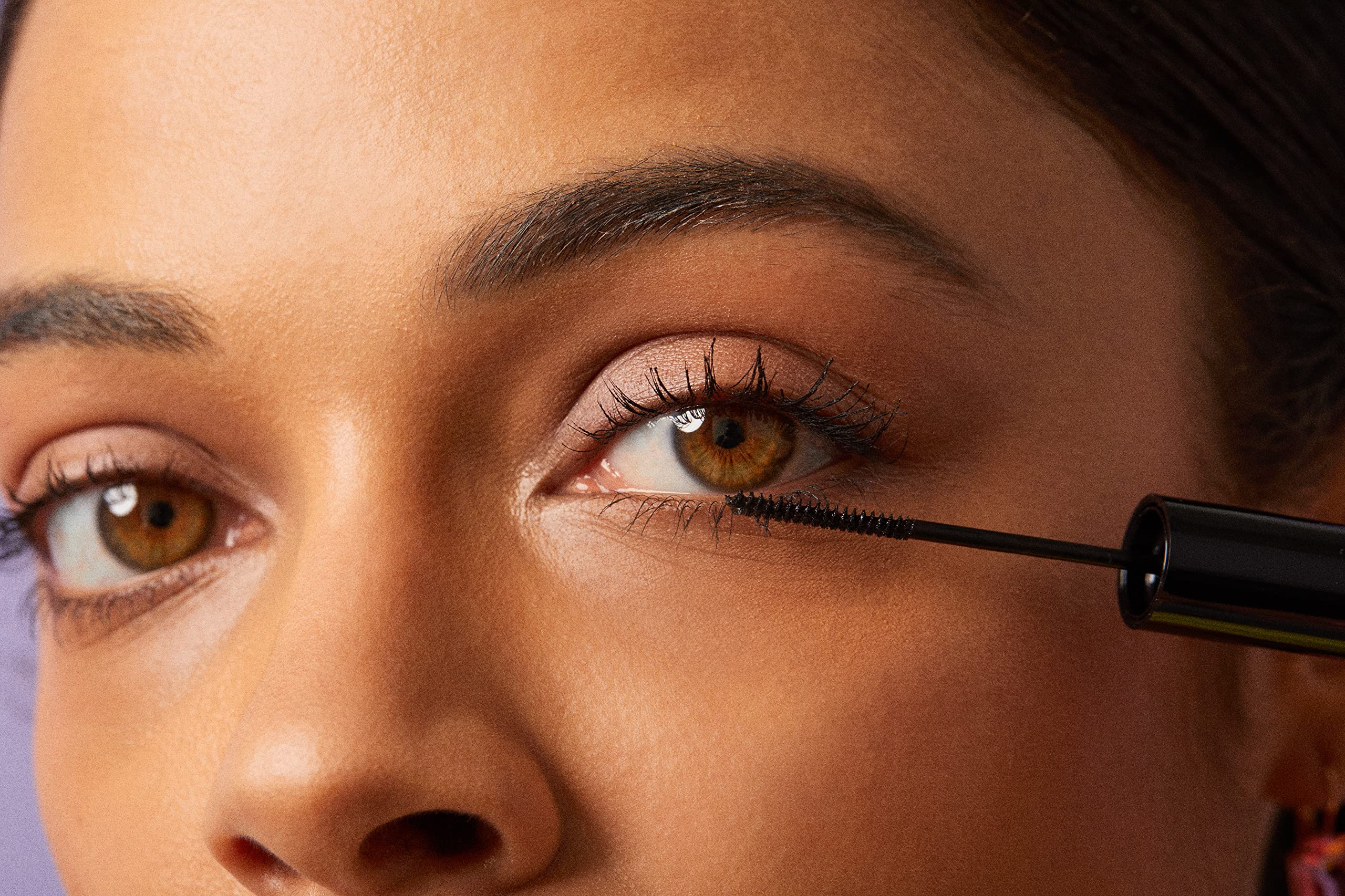 Winky Lux Detail Oriented Mascara in matte black pigment deepens eye color.