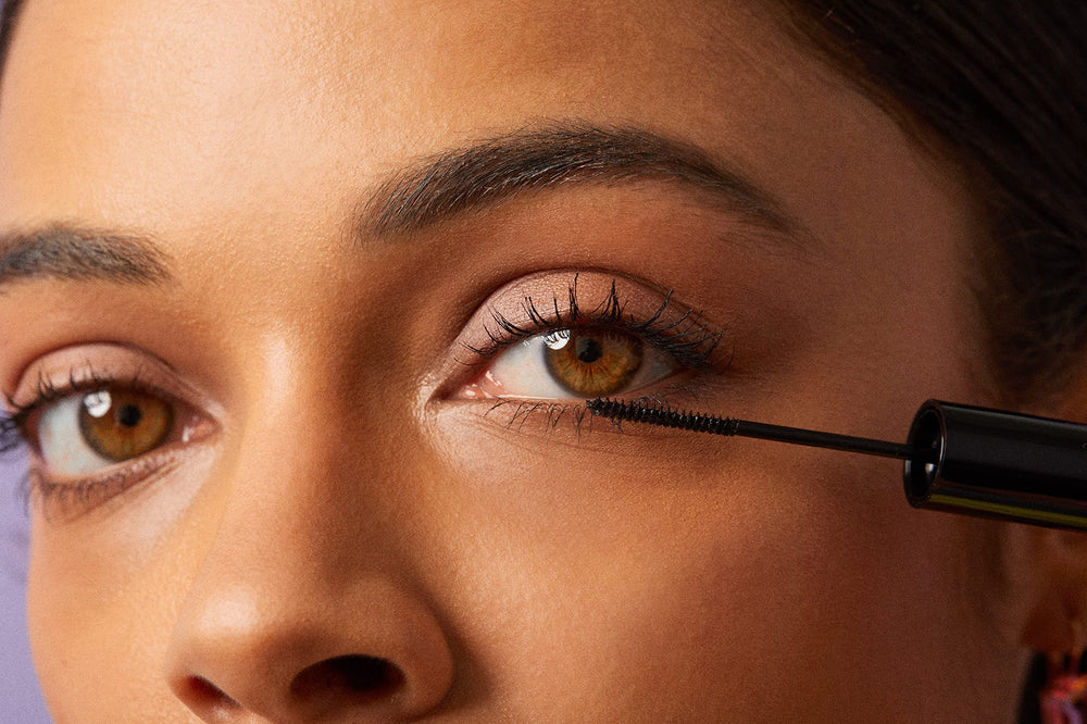 Winky Lux Detail Oriented Mascara in matte black pigment deepens eye color.