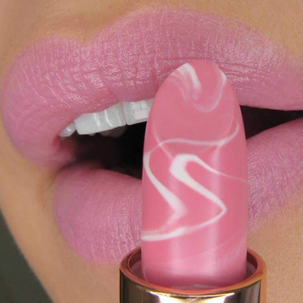 Ceramides and coconut oil in Marbleous Balm for soft, hydrated lips.