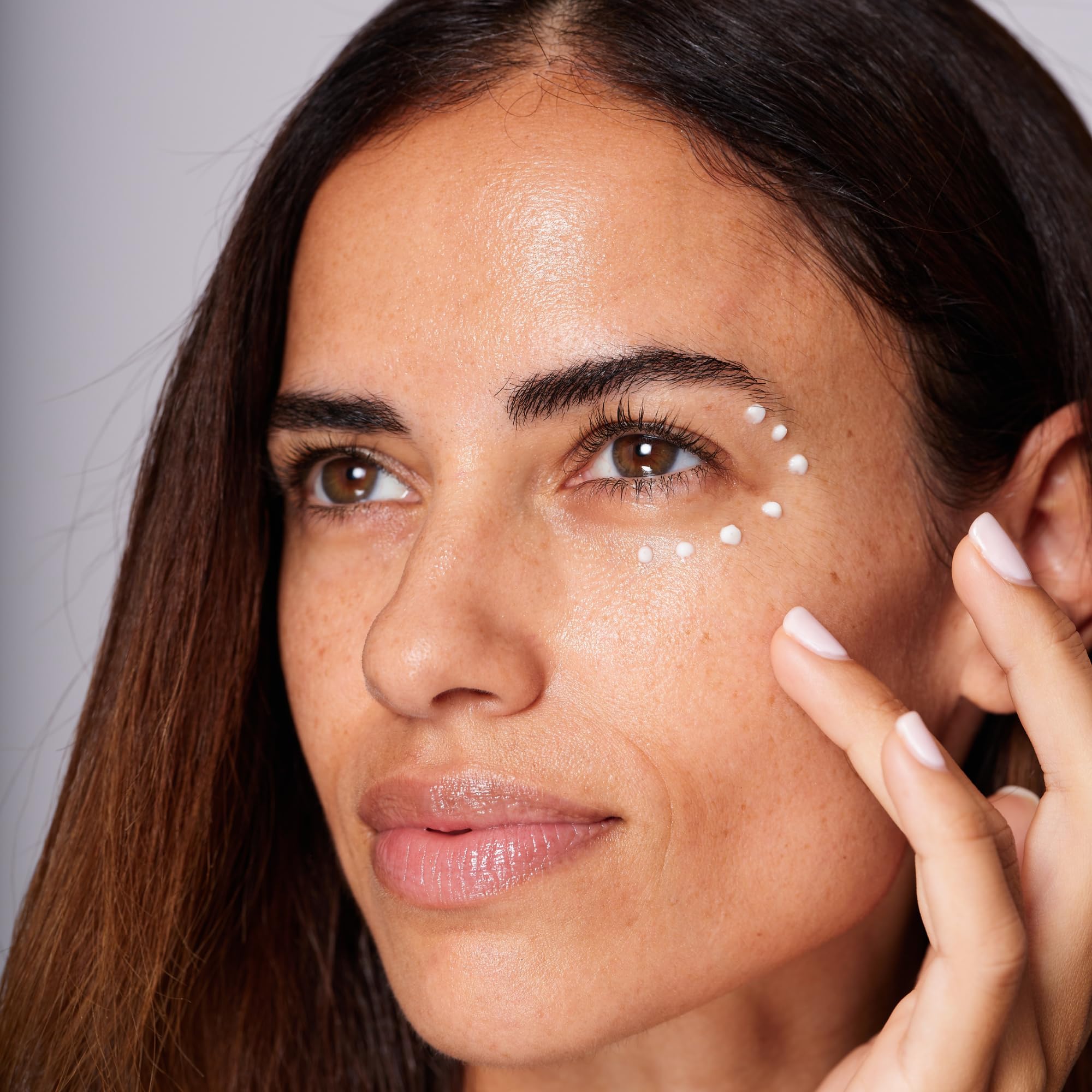 Texture closeup of Wunderlift Night Eye Cream showing silky, fast-absorbing formula.