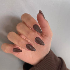XCREANDO almond-shaped medium-length nails for everyday elegance.