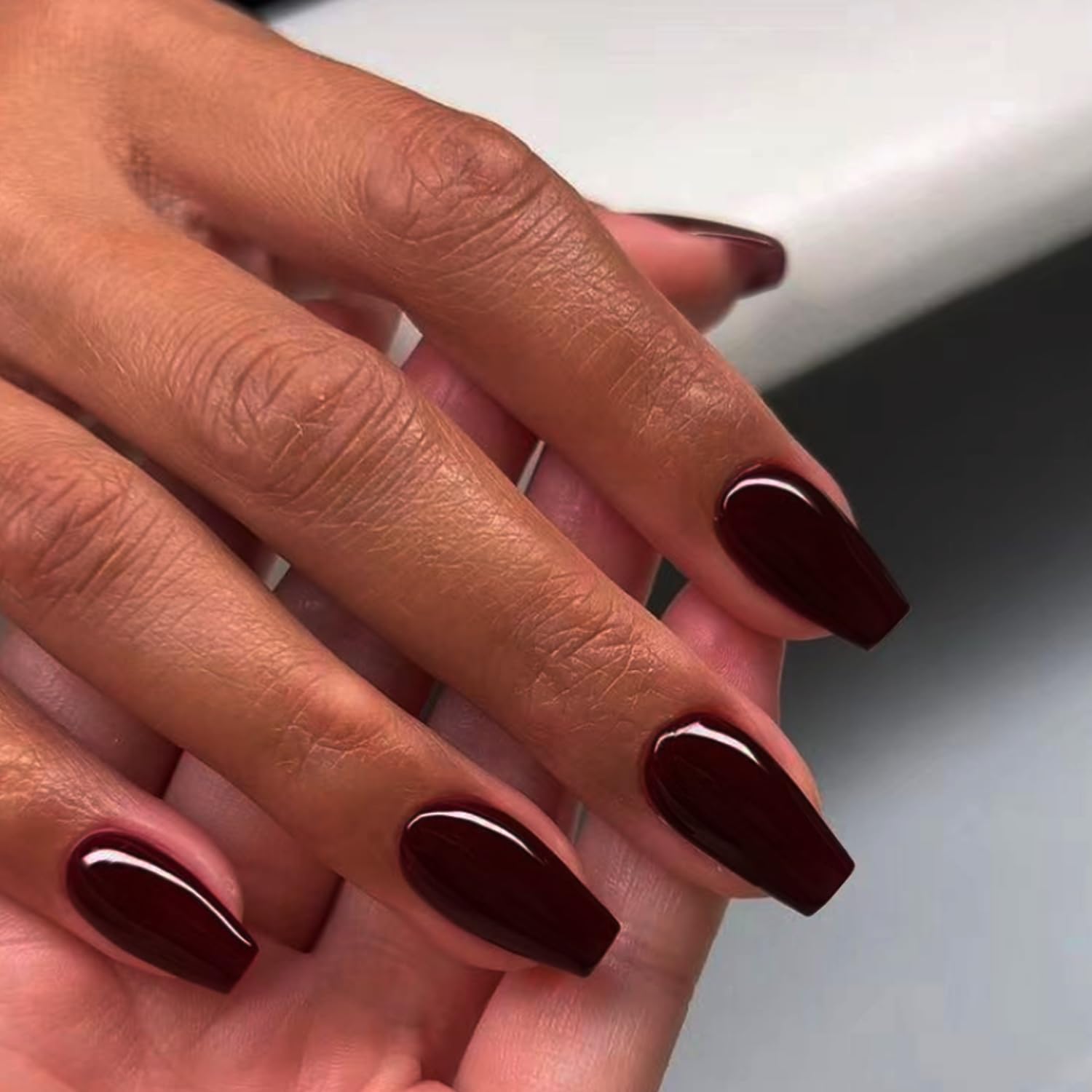 XCREANDO Burgundy Red Short Coffin Nails application with glue-on tips