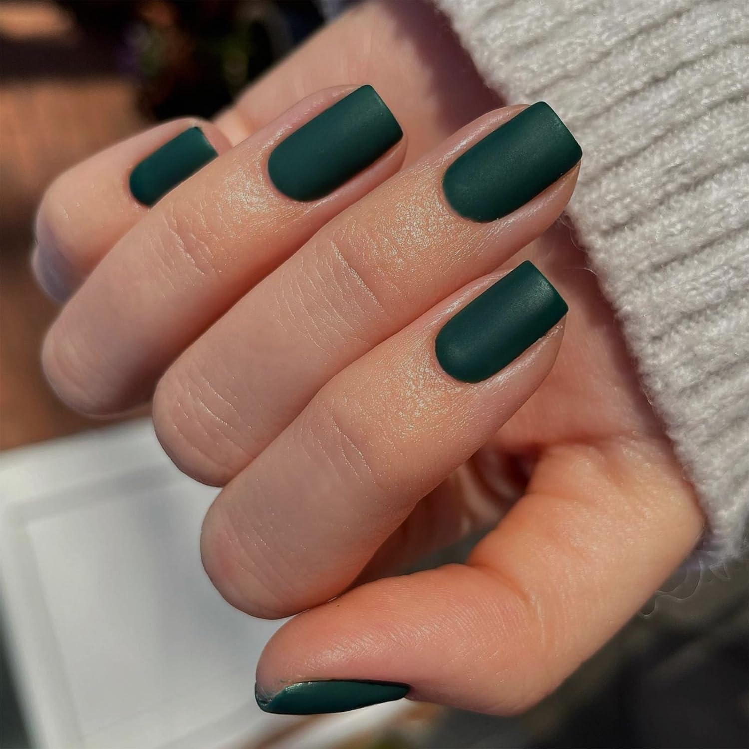 XCREANDO Matte Emerald Green press-on nails close-up highlighting durable gel polish