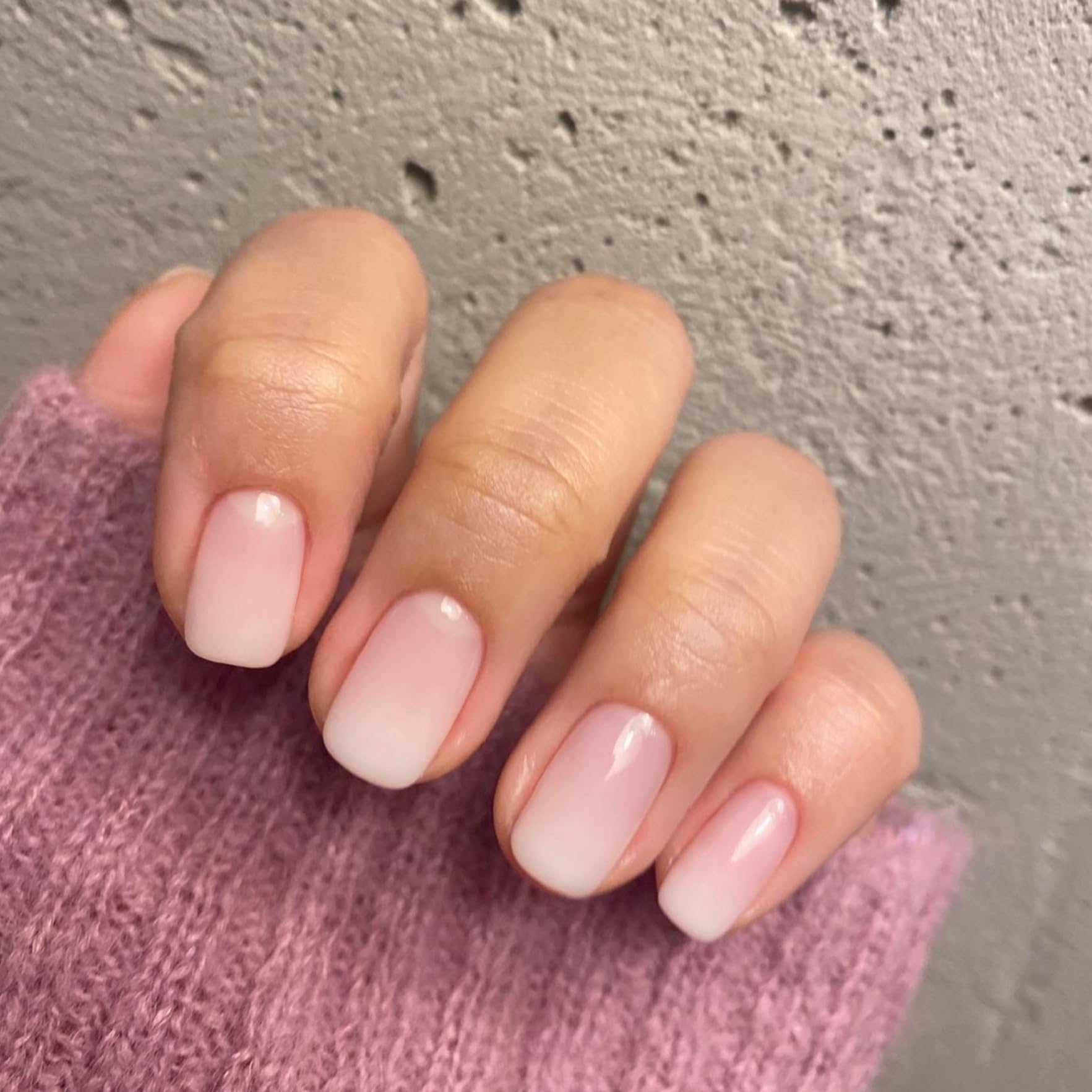 XCREANDO Ombre Pink Press-On Nails Short Square with gradient finish for versatile styling.