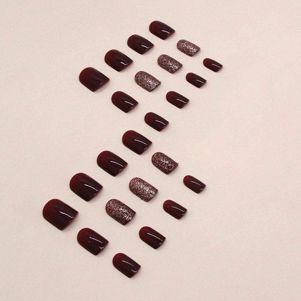 Xenophoer nails with gold glitter design, ideal for parties and events
