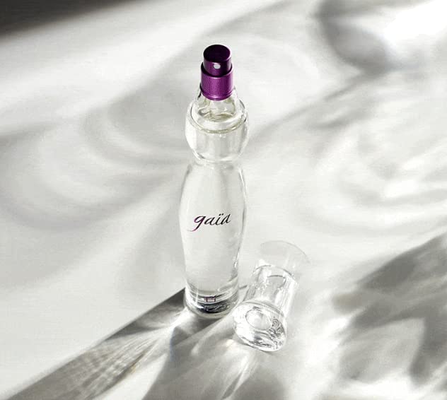 Yanbal Gaia usage-application shows easy spray for daily routines.