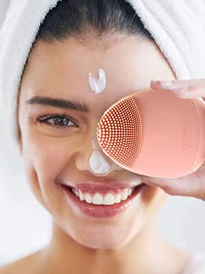 Silicone bristles of the Yasmeen Sonic Brush for hygienic cleansing