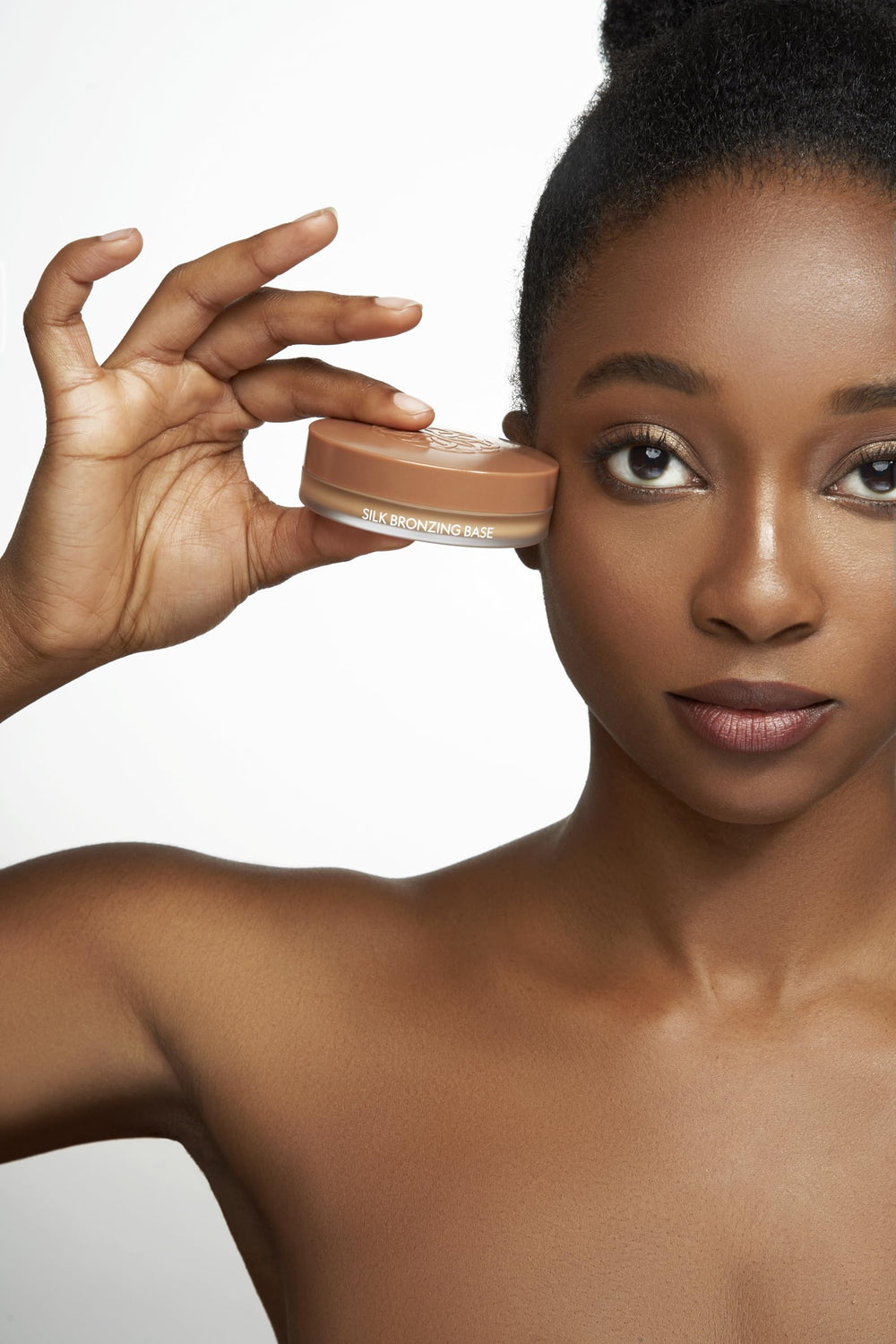 Skin swatch of YENSA Silk Bronzing Base Cream Bronzer showing lightweight texture for natural contour.