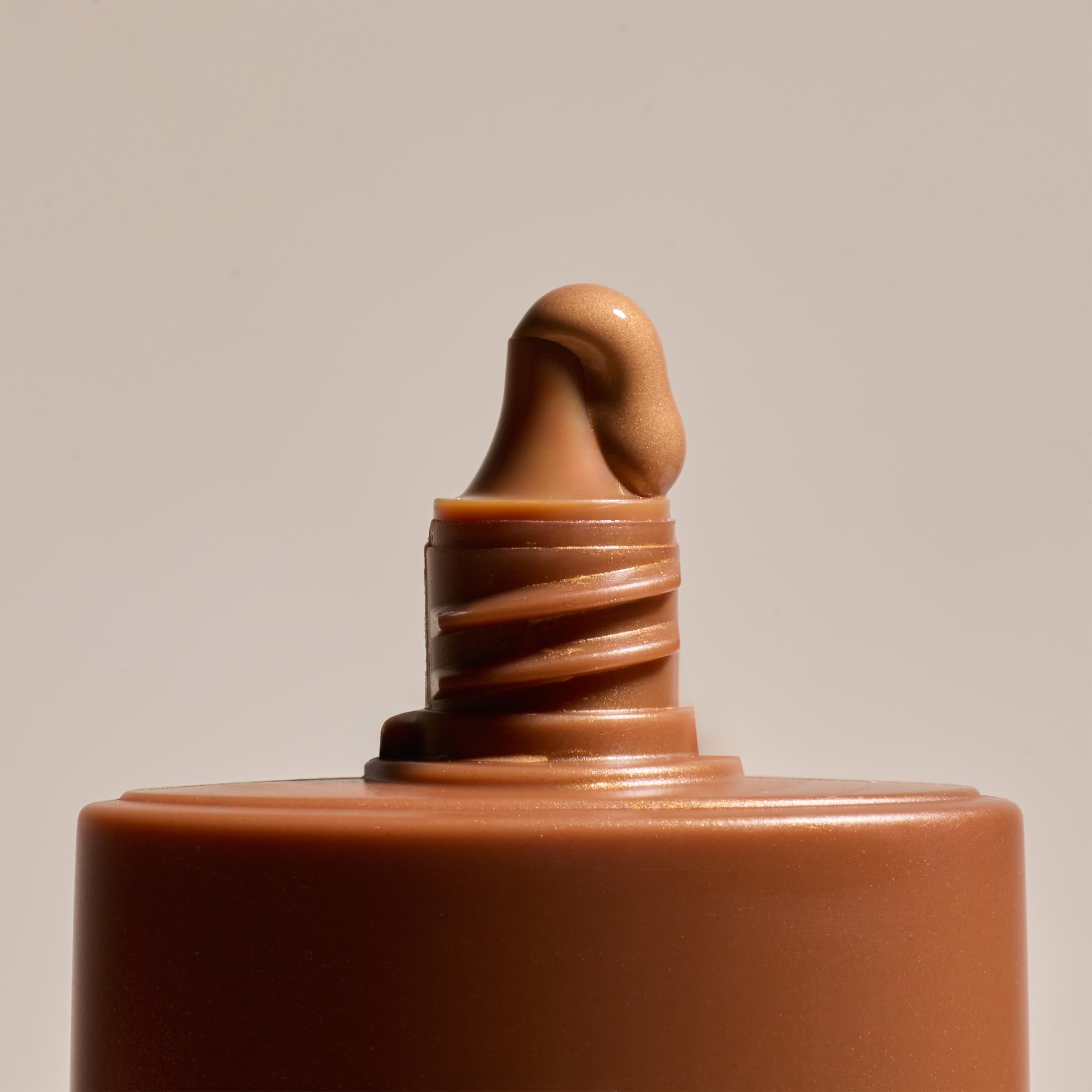 YENSA Silk Bronzing Drops universal shade flatters many skin tones.