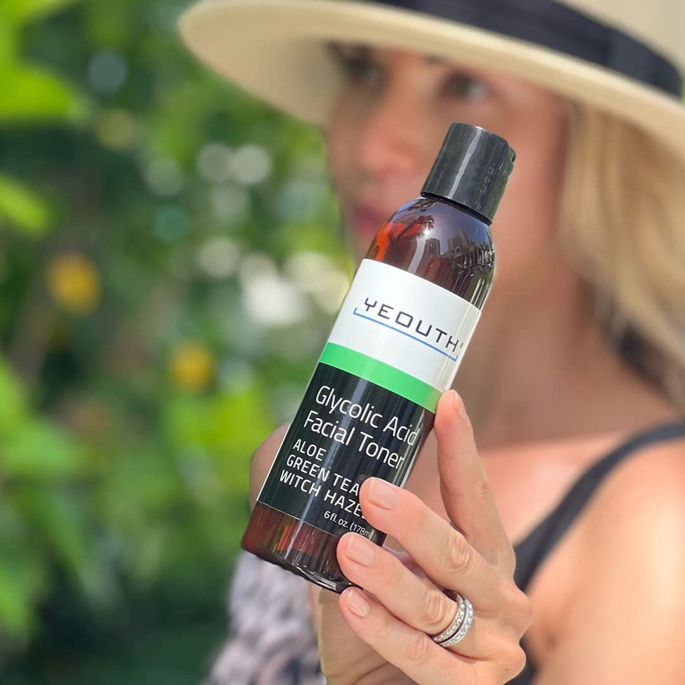 YEOUTH glycolic toner on skin – supports even texture with regular use.