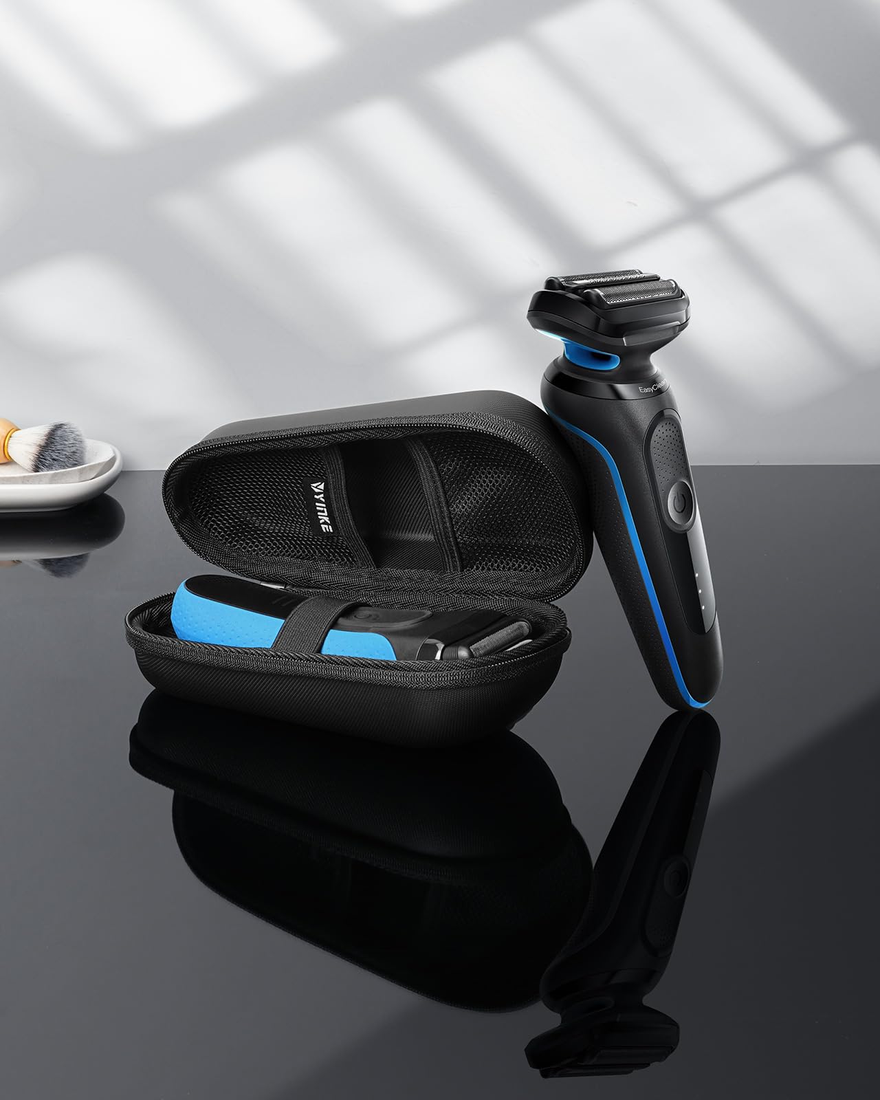 Comfortable hand strap for easy carrying of the Yinke Braun case
