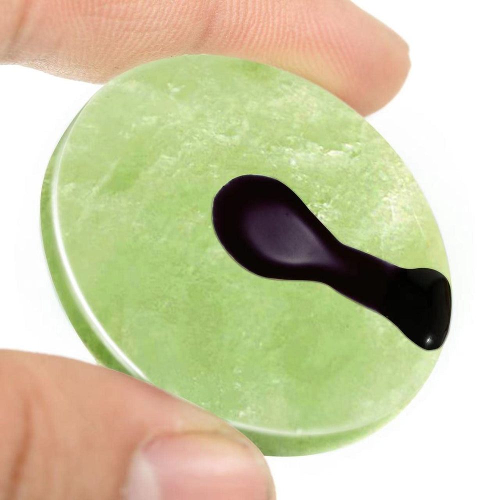 YiQiYi jade stone pallet is compact for salon or home use.