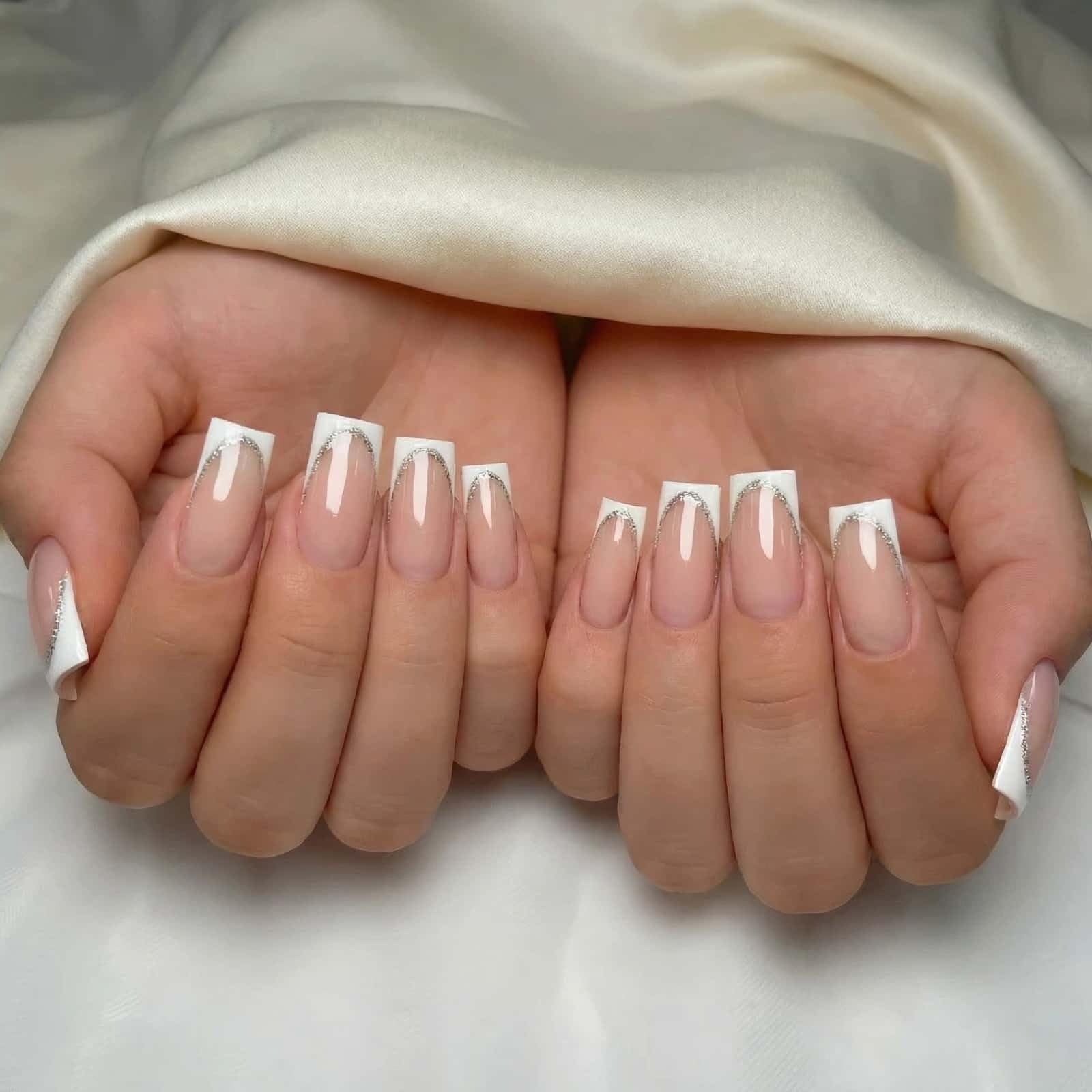 YIYILEIC mini nail file helps refine shapes for a perfect finish.