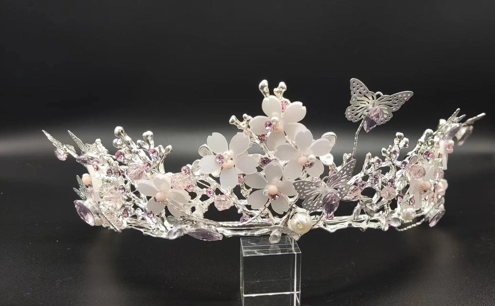 Yunyuebridal bridal headpiece with hairclip design for secure wear.