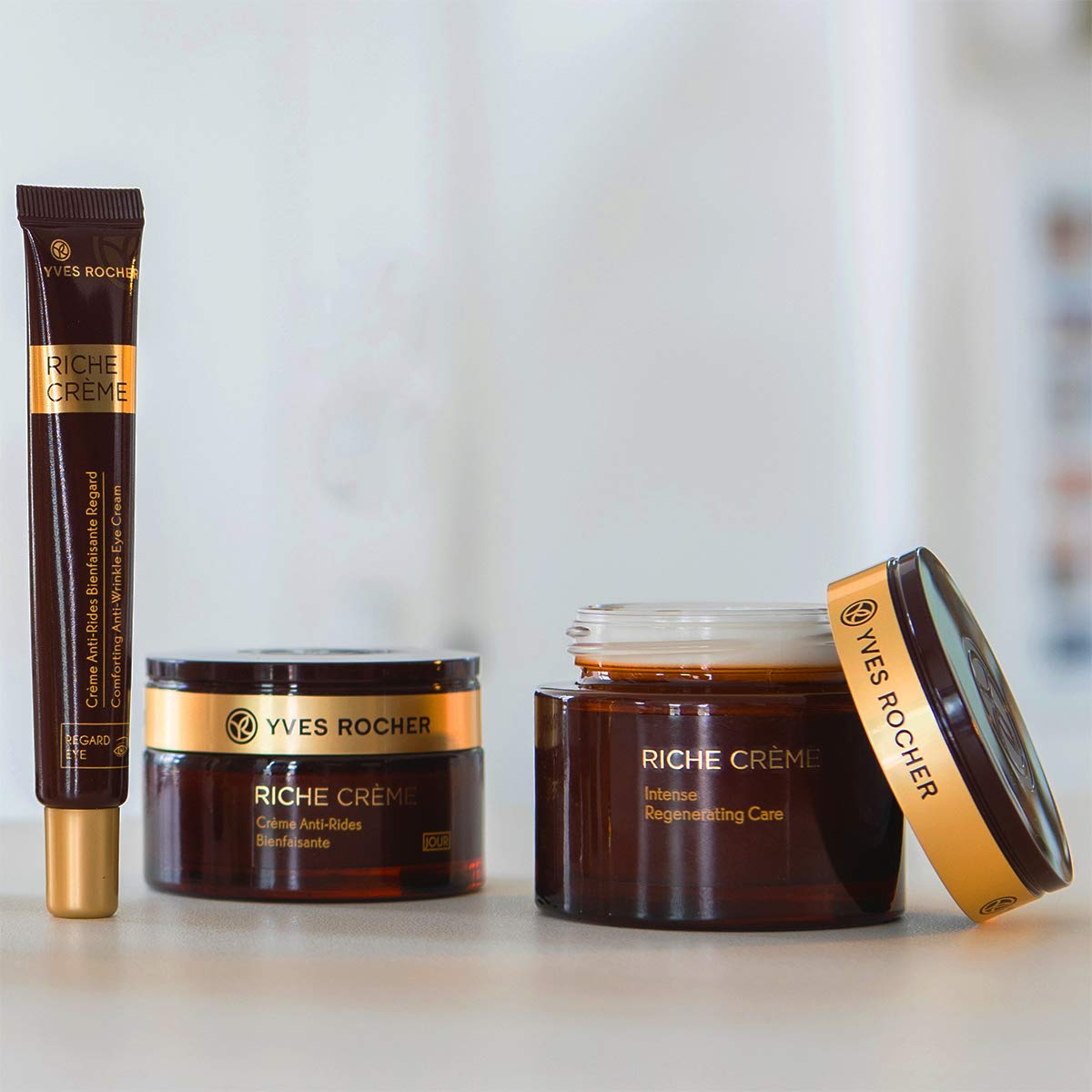 Yves Rocher Eye Cream Riche application on eye contour.