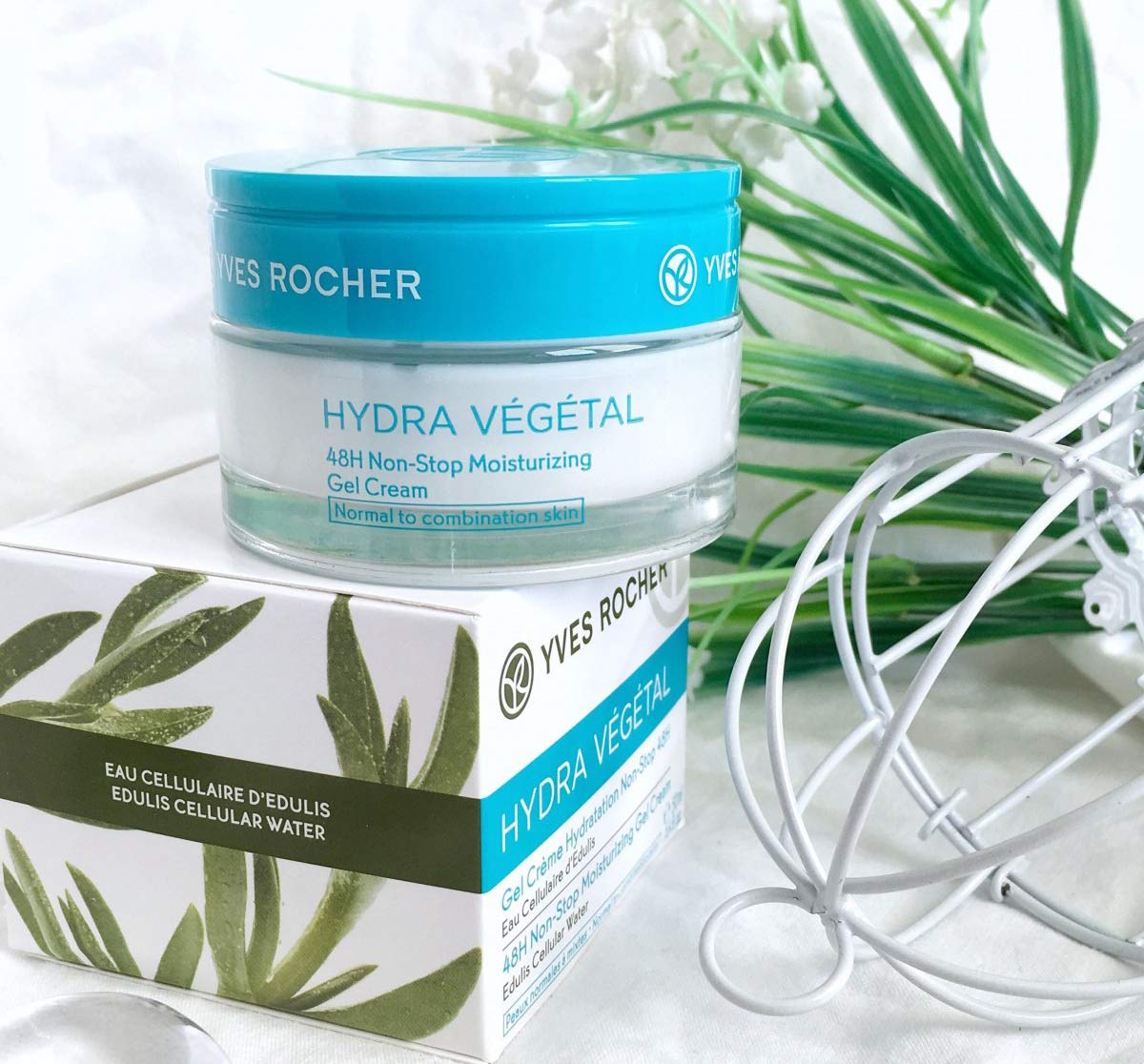 Yves Rocher Hydra Vegetal gel cream absorbs quickly leaving non-greasy finish.