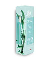 Applying Yves Rocher Hydra Vegetal serum to skin for fresh hydration
