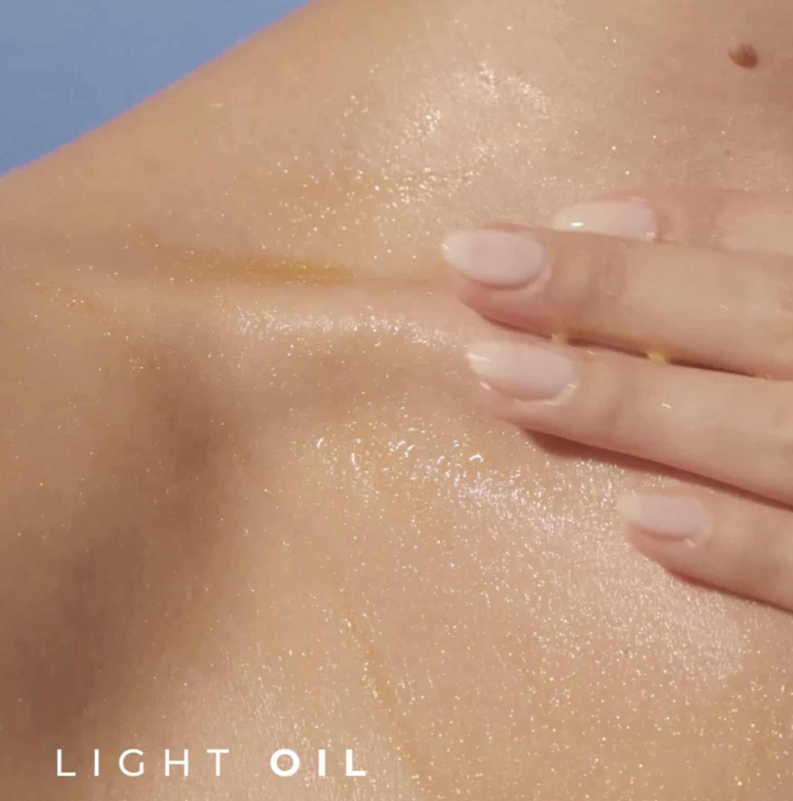 Yves Rocher Monoï Tahiti oil applied to skin for a luminous finish.