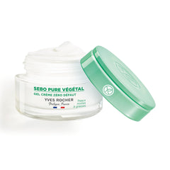 Daytime application shot shows balanced, matte skin with Boreal Tea.