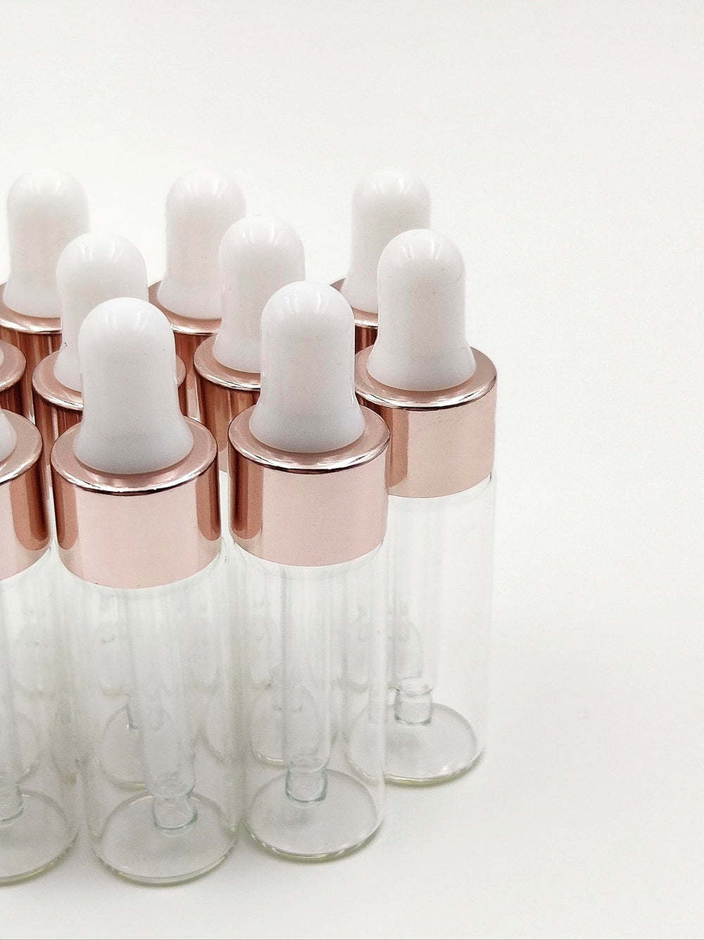 YYNGJCK bottles with lids providing a secure, leak-proof seal