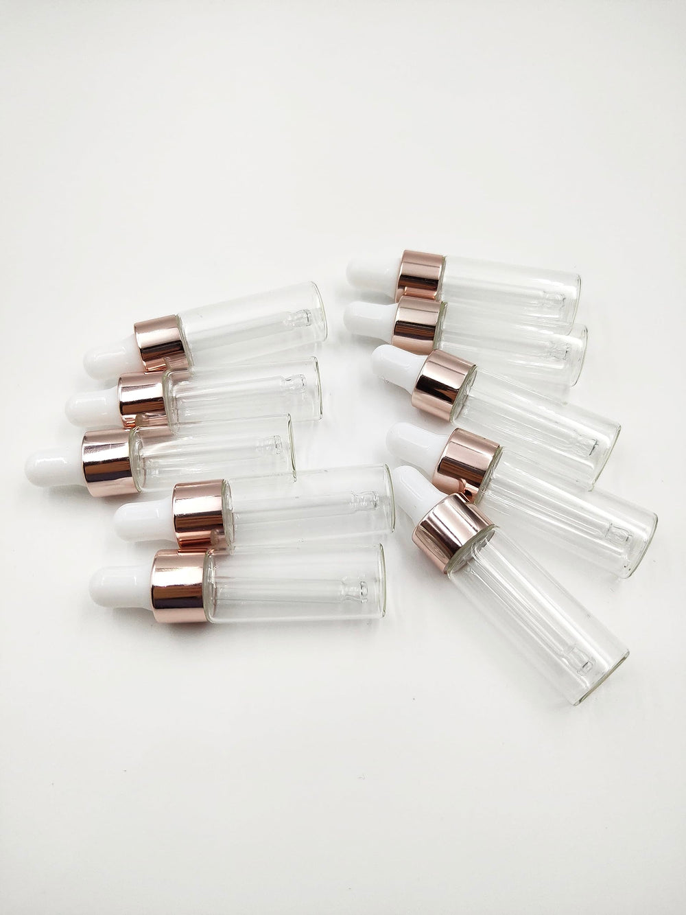 YYNGJCK glass dropper in use enabling controlled liquid measurement