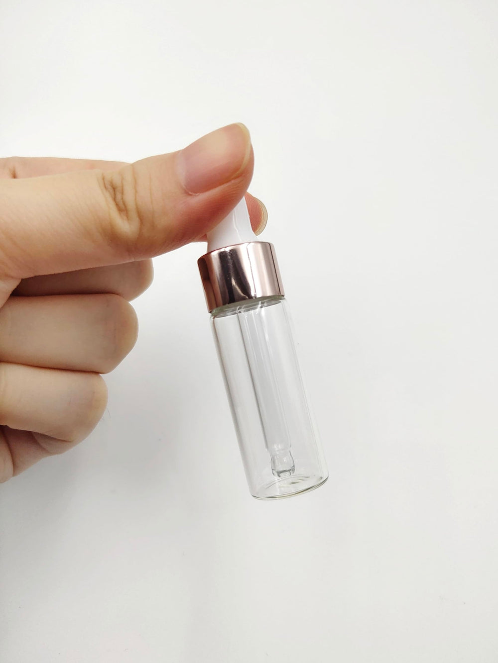YYNGJCK packaged dropper bottles displayed on a dresser