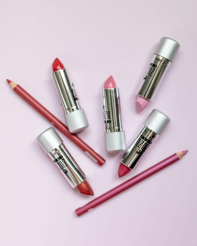 Zuzu Luxe long-wearing shade for day-to-night transitions with steady color.